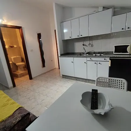 Apartamentos Blanco Y Negro A Guarda Chambre photo